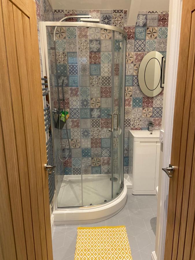 Stylish Tenby Apartment, Great Location, Parking Εξωτερικό φωτογραφία